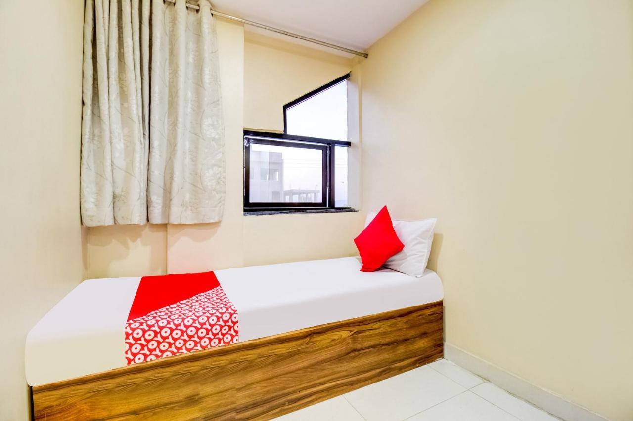 Oyo 81625 Hotel Radhika Manmad Luaran gambar