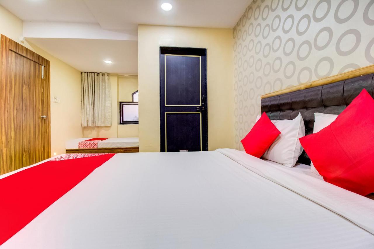 Oyo 81625 Hotel Radhika Manmad Luaran gambar