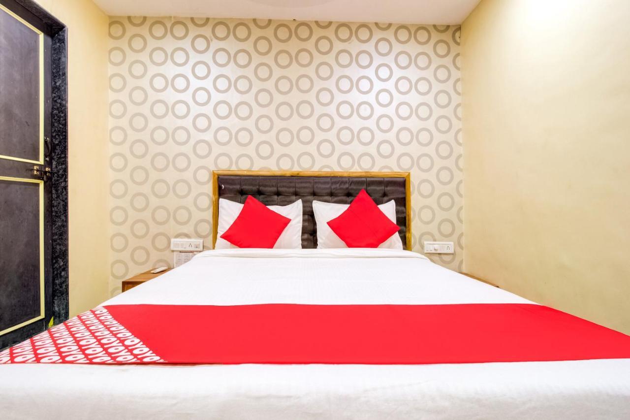 Oyo 81625 Hotel Radhika Manmad Luaran gambar