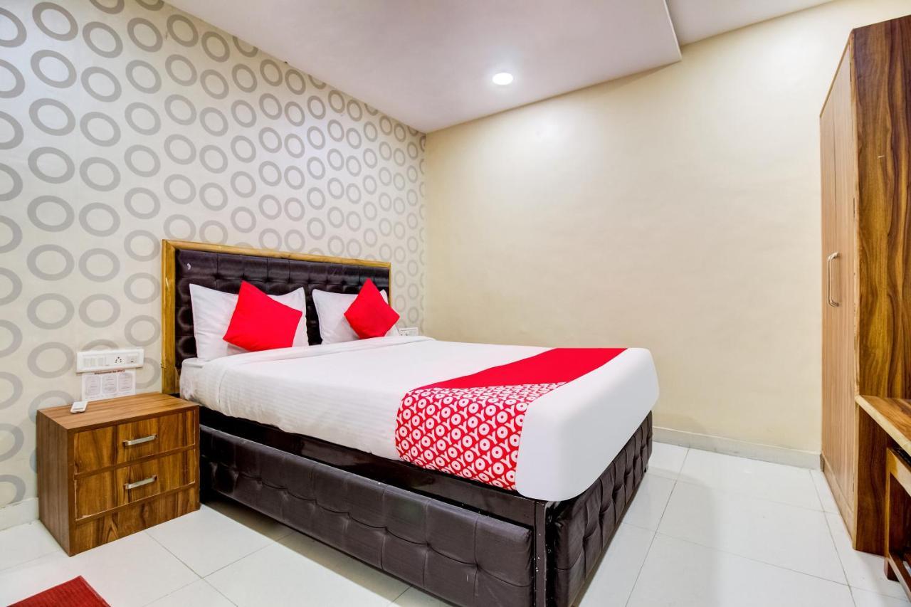 Oyo 81625 Hotel Radhika Manmad Luaran gambar