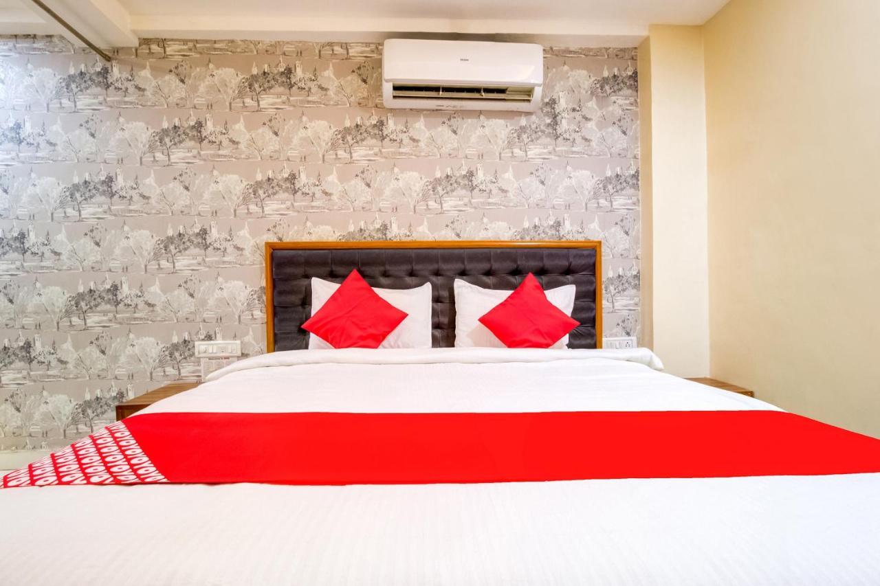 Oyo 81625 Hotel Radhika Manmad Luaran gambar