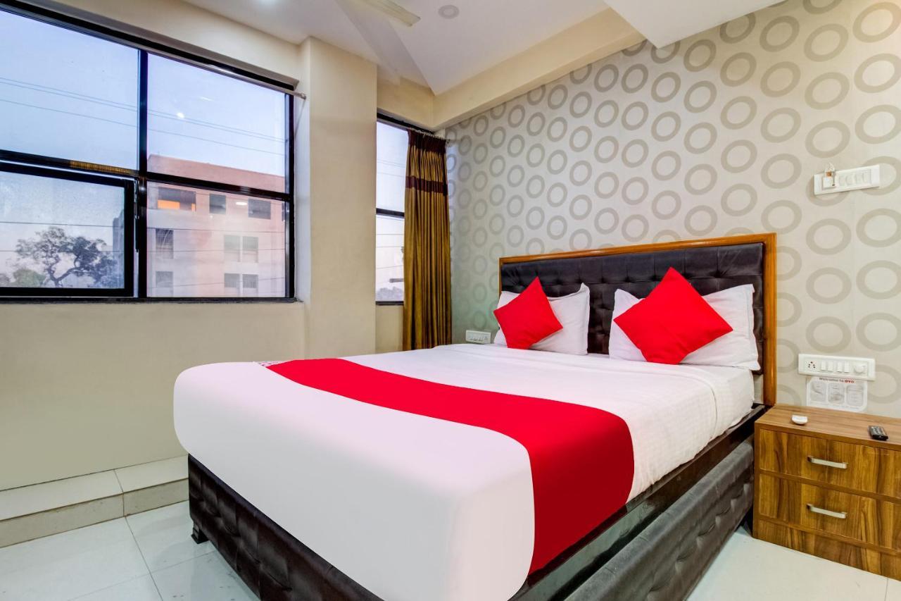 Oyo 81625 Hotel Radhika Manmad Luaran gambar